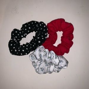 4/$25 brandy melville scrunchie set!!!